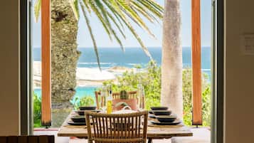 House | 5 bedrooms, desk, Internet