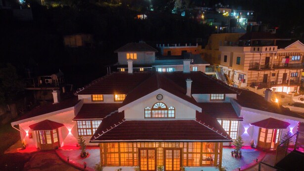 Un edificio amplio e iluminado con un patio central, múltiples ventanas y una entrada destacada.
