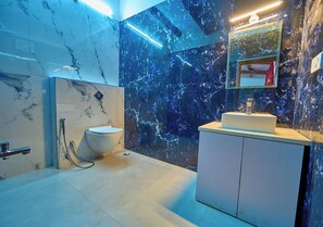 Superior kamer, uitzicht op de stad | Badkamer | Een douche, handdoeken, zeep, shampoo