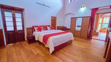 Classic Room | Memory foam beds, laptop workspace, free WiFi, bed sheets