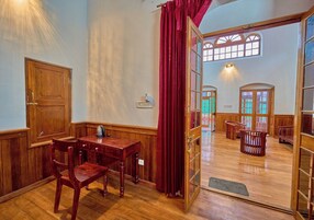 Traditional Double Room | Living area | 46-inch flat-screen TV with satellite channels, TV, books