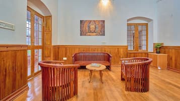 Traditional Double Room | Living area | 46-inch flat-screen TV with satellite channels, TV, books