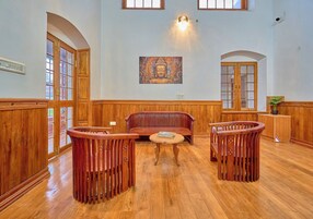 Traditional Double Room | Living area | 46-inch flat-screen TV with satellite channels, TV, books