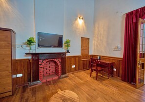 Traditionele tweepersoonskamer | Woonruimte | Een 46-inch flatscreentelevisie met satellietzenders en televisie