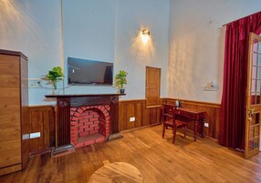 Traditional Double Room | Living area | 46-inch flat-screen TV with satellite channels, TV, books