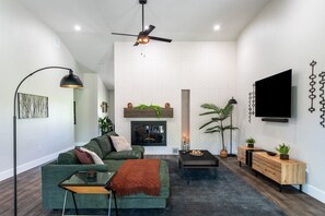 House | 4 bedrooms, Internet - Upstay - Farmhouse on 10 Acres w Pool-tennis-games (Austin)