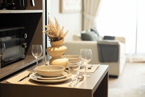 Comfort Studio, Balcony, City View | Private kitchen | Microwave, oven, stovetop, cookware/dishes/utensils - WelHome - LOCI Residences (Dubai)