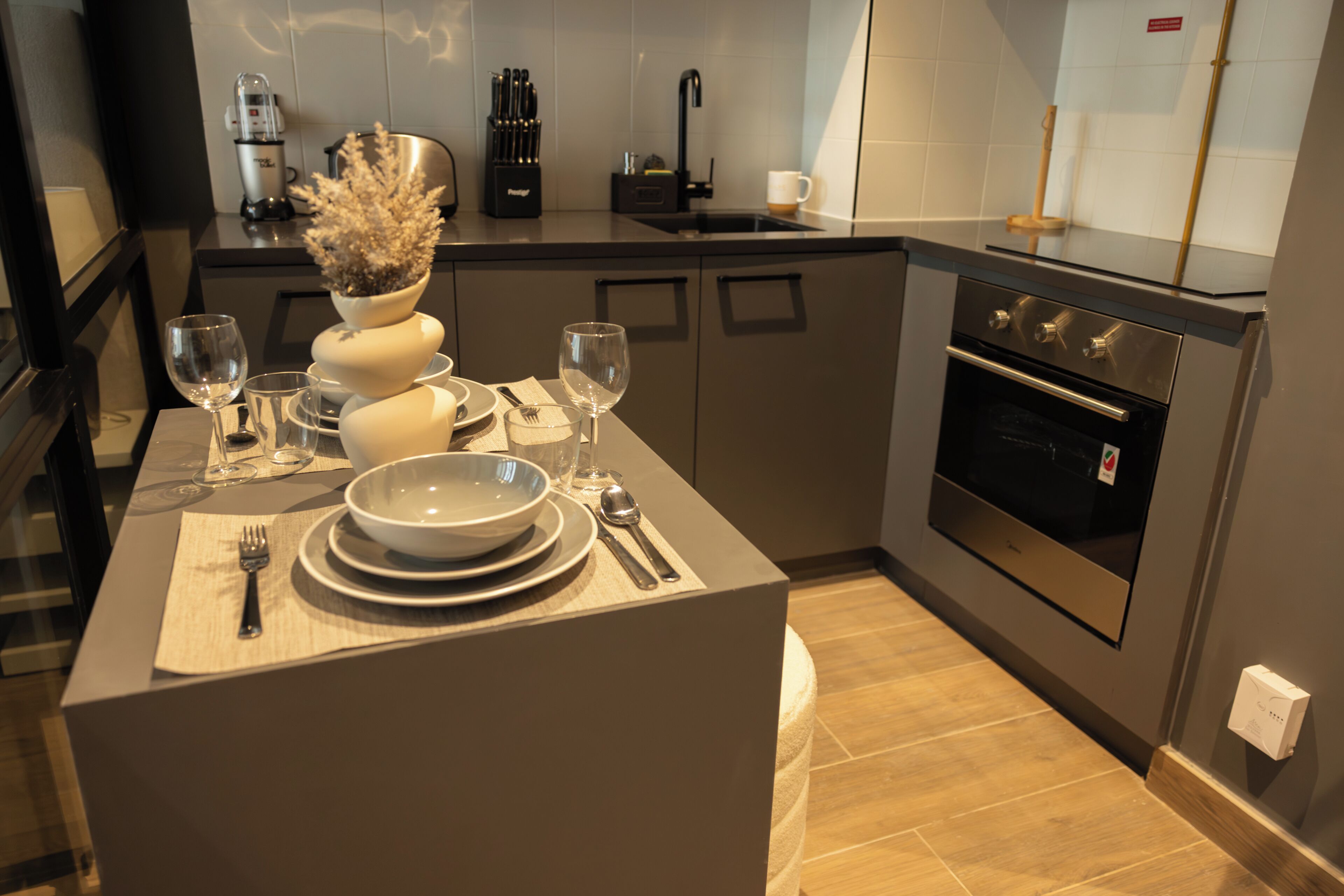 Una cocina moderna con comedor listo para una comida.
