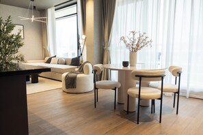 Appartamento Deluxe, vista città | Area soggiorno