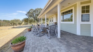 A covered patio with a brick floor, outdoor furniture, and potted plants. - Paso Robles Gem w/ On-site Vineyard: Pets Welcome! (Paso Robles)