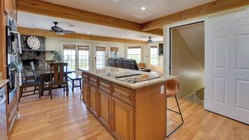 House (5 Bedrooms) | Interior