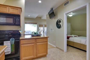 Mikrowelle, Geschirrspüler, Küchenrolle