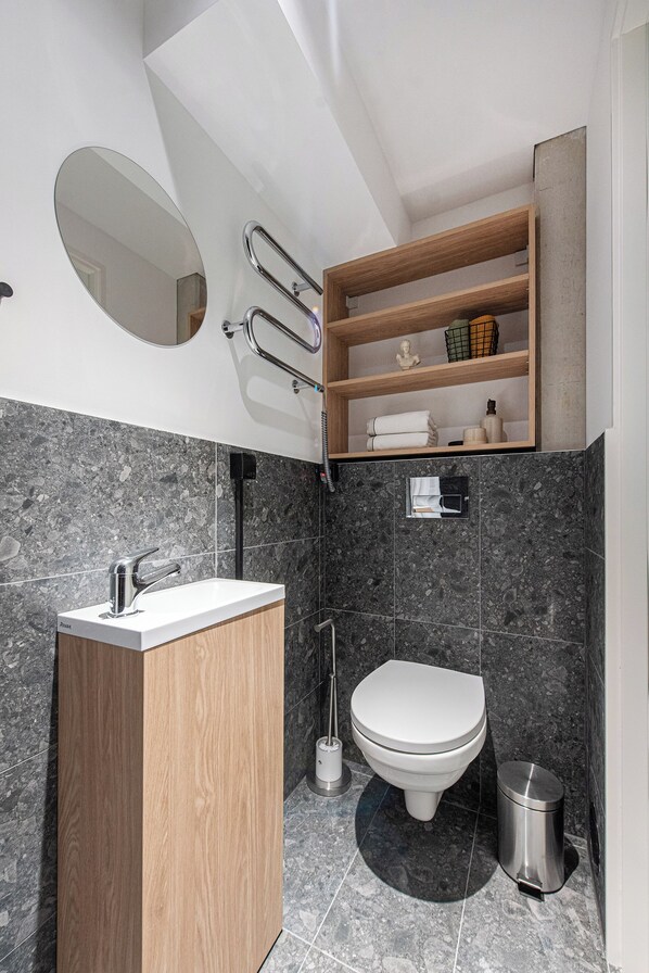 Hair dryer, towels, soap, toilet paper - L-size Loft Coliving (Vilnius)