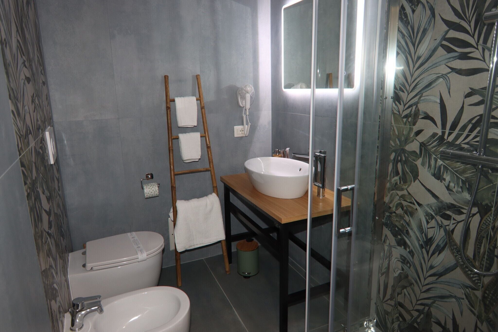 Ein Badezimmer mit Toilette, Waschbecken und Dusche.