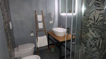 Ein Badezimmer mit Toilette, Waschbecken und Dusche.
