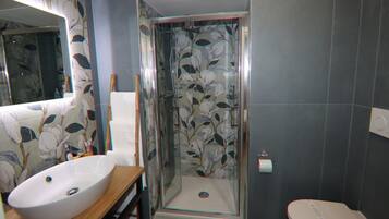 Camera Comfort, balcone, vista città | Bagno | Doccia, asciugacapelli, pantofole, asciugamani