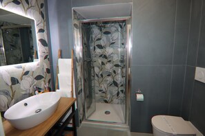 Comfort Room, Balcony, City View | Bathroom | Shower, hair dryer, slippers, towels - La Dimora del Generale (Pizzo)