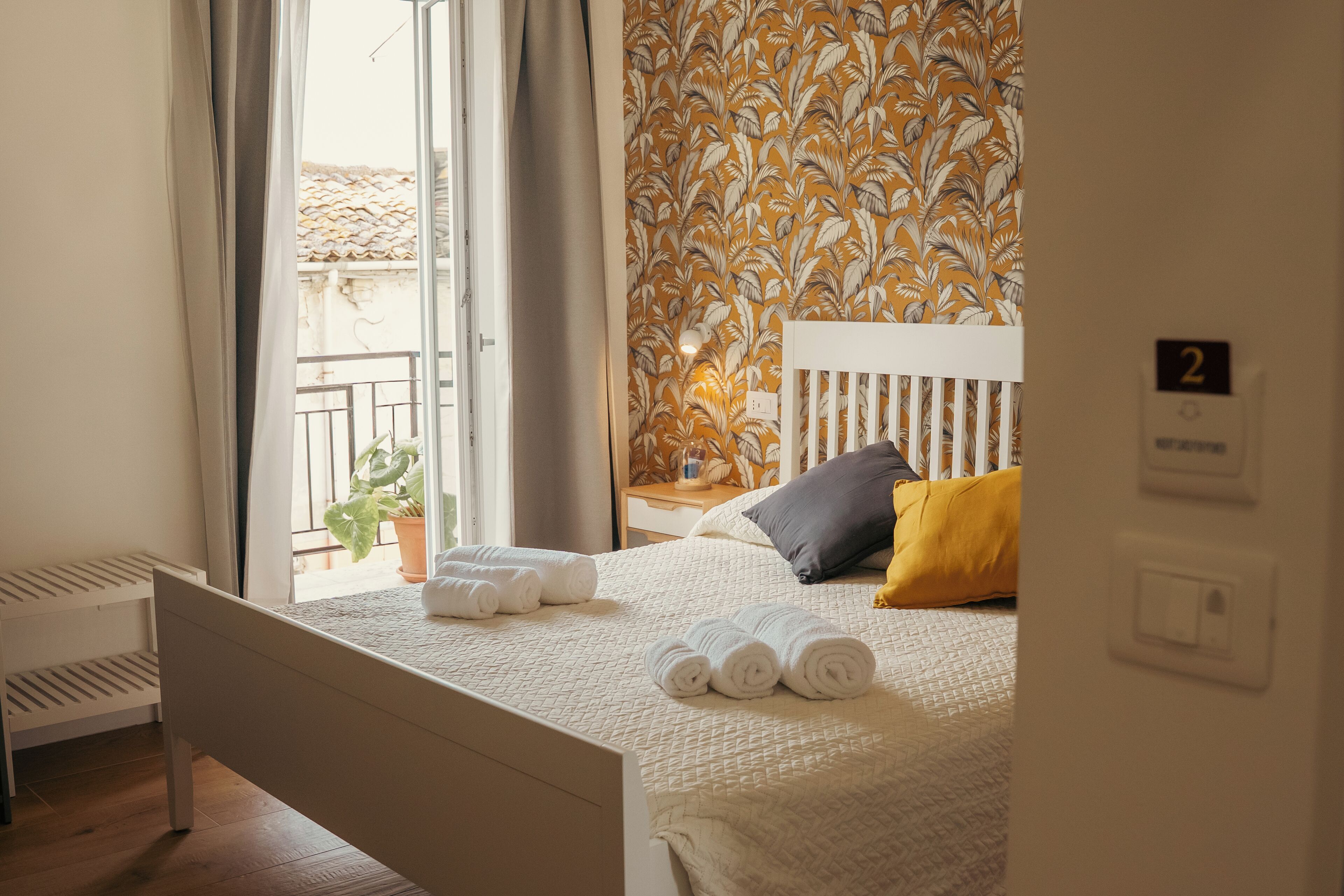 Caja de seguridad en la habitación, escritorio y cortinas blackout 