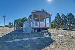 House (2 Bedrooms) | Interior - Lakefront Cabin w/ Water & Mtn Views in Chiloquin (Chiloquin)