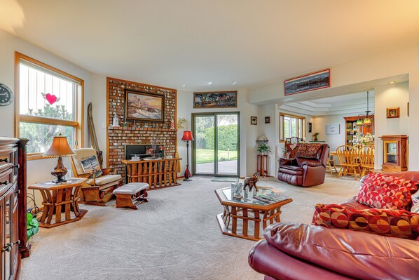 House (3 Bedrooms) | Ruang tamu | TV, pemain DVD 