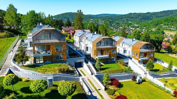 Un conjunto residencial de arquitectura moderna, con varias casas con techos inclinados y grandes ventanales.