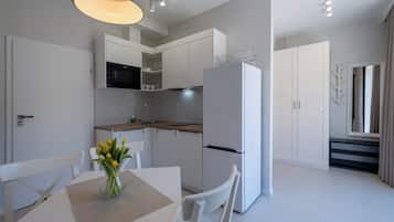 Apartament (E8) | Private kitchen | Fridge, stovetop, electric kettle, cookware/dishes/utensils