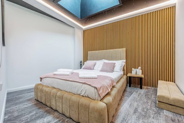 1 habitación, escritorio, tabla de planchar con plancha y cuna de viaje