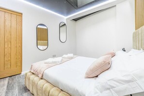 1 habitación, escritorio, tabla de planchar con plancha y cuna de viaje