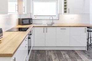 Refrigerador, microondas, horno, placa de cocina