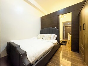 1 bedroom, bed sheets - 1BR Makati, Air Residences M002 (Makati)