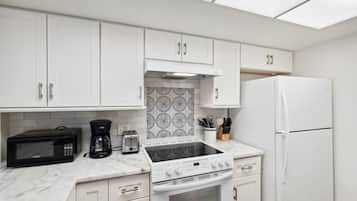 Coffee/tea maker, fridge, microwave, oven
