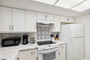 Coffee/tea maker, fridge, microwave, oven - B-116 - Resort Views and Close to the Lobby (Naples)