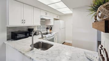 Coffee/tea maker, fridge, microwave, oven