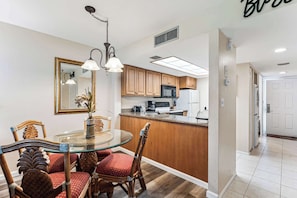 Coffee/tea maker, fridge, microwave, oven - D-126 Resort Views, Quiet Back End of Resort (Naples)