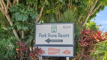 A sign for Park Shore Resort with an entrance arrow.