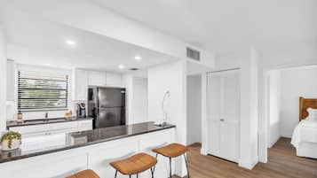Coffee/tea maker, fridge, microwave, oven