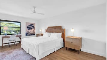 2 slaapkamers, een bureau, een strijkplank/strijkijzer, reisbedje