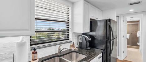 Coffee/tea maker, fridge, microwave, oven
