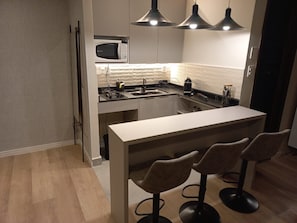 Comfort Room, City View | Private kitchen