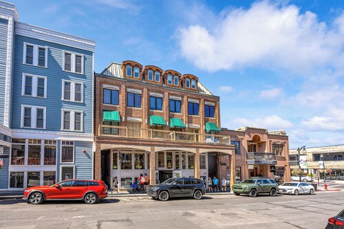 Right on Main Street! Walk to Town Lift and all shops and restaurants! Cozy!