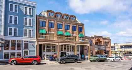 Right on Main Street! Walk to Town Lift and all shops and restaurants! Cozy!