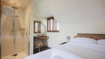 Quarto casal conforto, vista para o jardim | Ferros/tábuas de passar roupa, Wi-Fi de cortesia