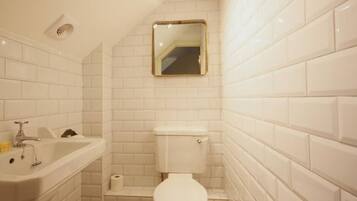 Comfort Twin kamer | Badkamer | Een douche, een haardroger, handdoeken, zeep