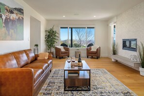 Smart TV, caminetto, studio