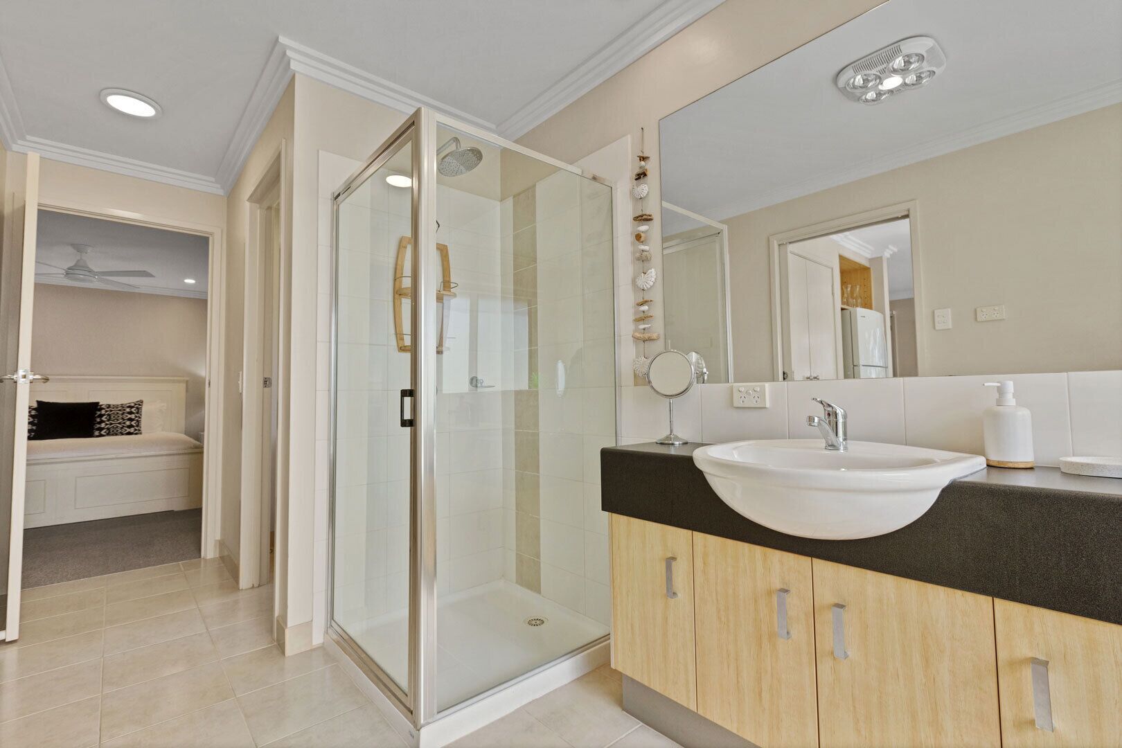 Douche, sèche-cheveux, serviettes fournies