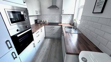 Micro-ondes, four, plaque de cuisson, lave-vaisselle