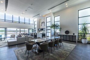 Villa de lujo, patio, vistas al mar | Zona de estar | Televisión de pantalla plana de 32 pulgadas con canales por satélite