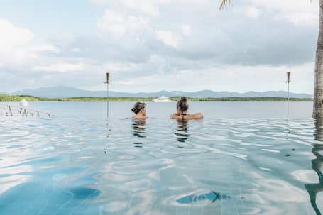 Luxury Waterfront Villas Denarau Island- 4 Bedrooms | Infinity pool | Outdoor pool