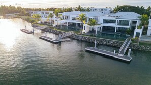 Ubicación a pie de playa y arena blanca