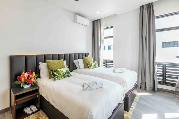 Luxury Villa, Veranda, Deniz Manzaralı | Odada kasa, ayrı ayrı dekore edilmiş, ayrı ayrı döşenmiş